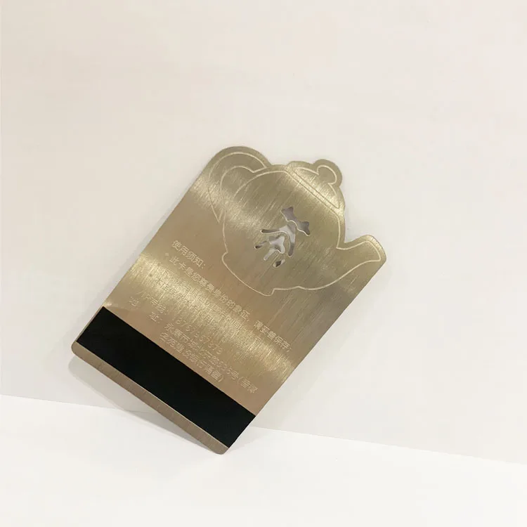 Cartões de visita metálicos banhados a ouro para marcas premium, mostrados na seção de descrição com vista detalhada da textura da superfície para aplicações de Cartões de visita metálicos.