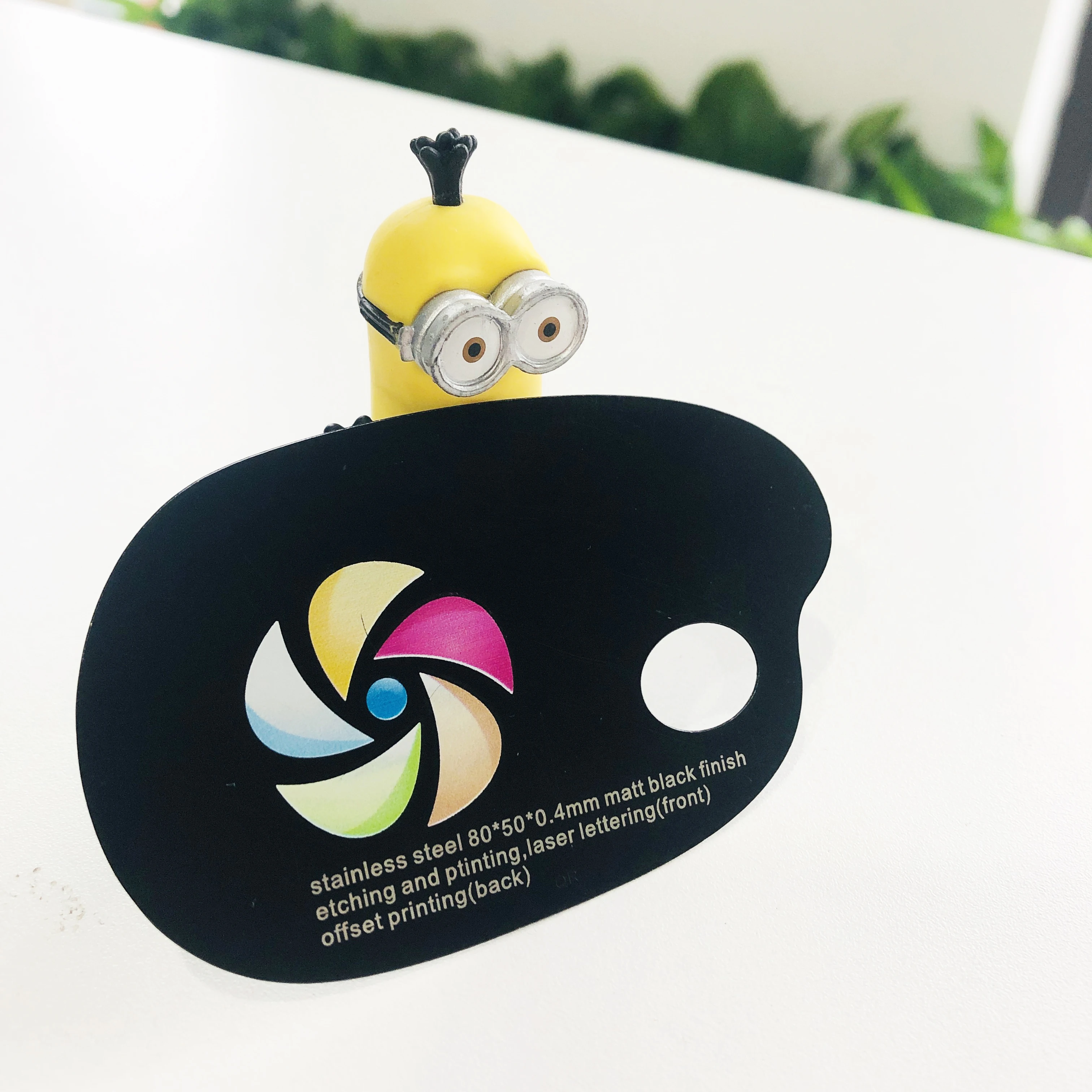 Cartões de visita metálicos banhados a ouro para marcas premium, mostrados na seção de descrição com vista aproximada dos detalhes do produto para aplicações de Cartões de visita metálicos.