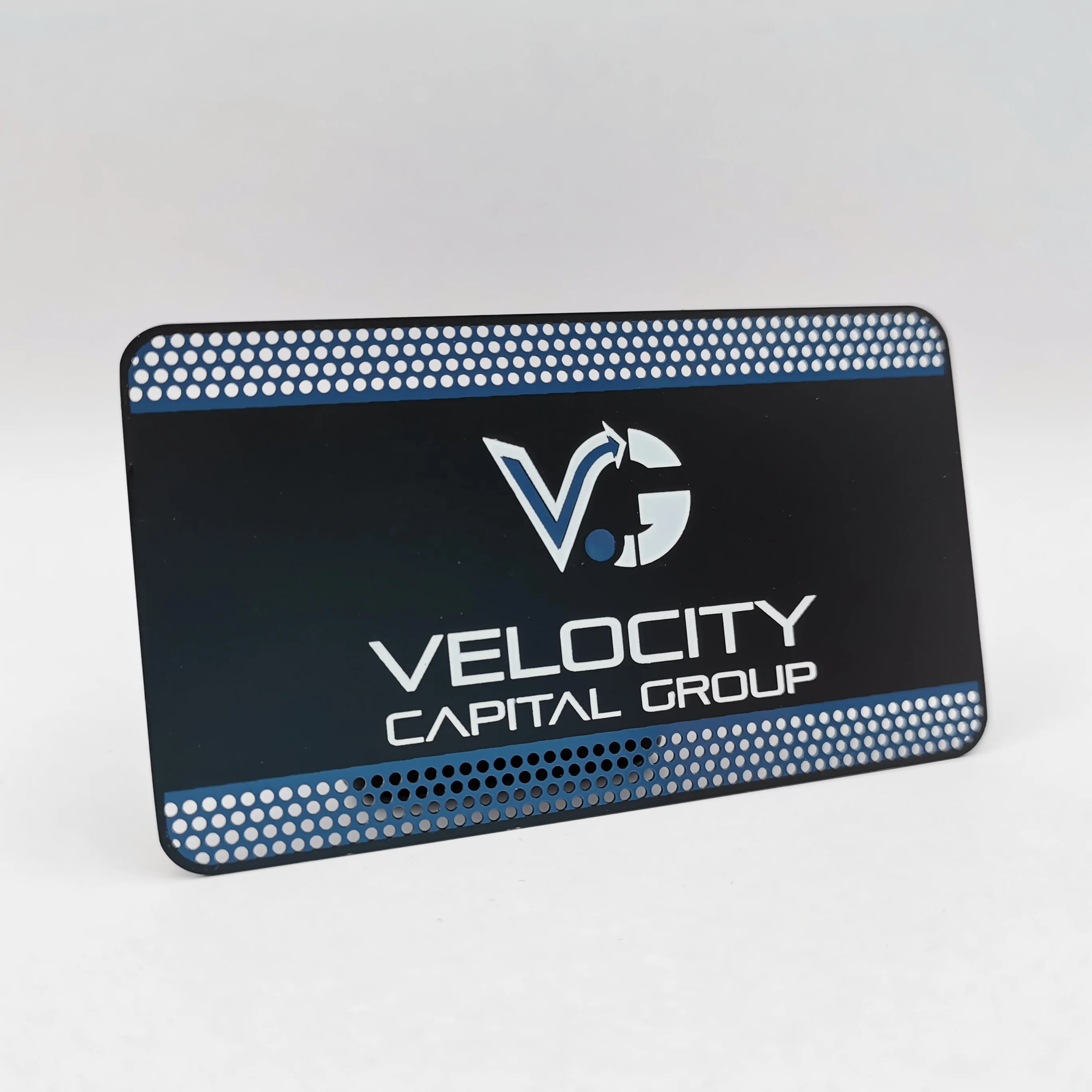 Cartões de Visita Metálicos Prateados Personalizados para Identidade visual Premium, exibidos na seção de descrição com uma vista detalhada da marca e do layout para aplicações de Cartões de Visita Metálicos.