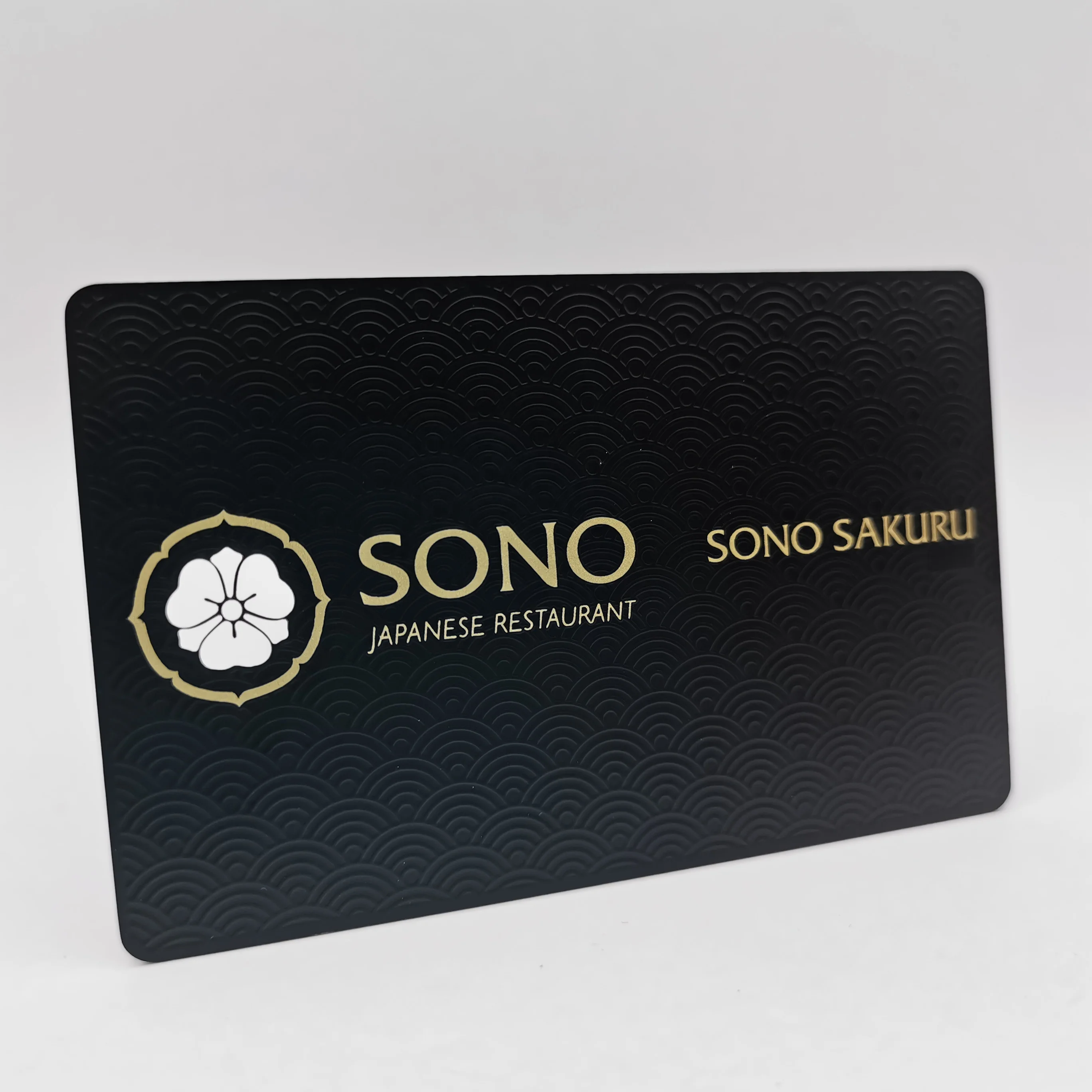 Cartões de Visita Metálicos Prateados Personalizados para Identidade visual Premium, exibidos na seção de descrição com uma vista aproximada dos detalhes do produto para aplicações de Cartões de Visita Metálicos.