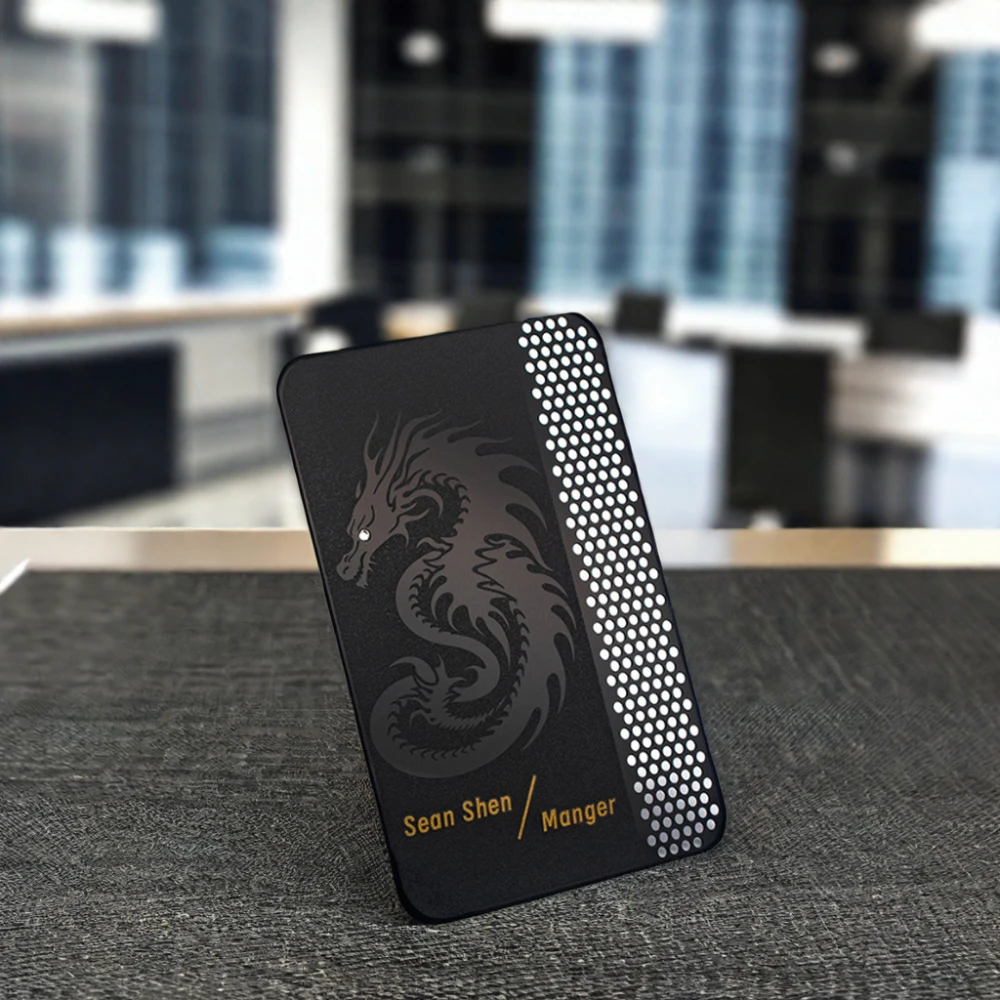 Cartões de visita metálicos em aço inox personalizados apresentados em vista de ângulo do produto para aplicações de Cartões de visita metálicos.