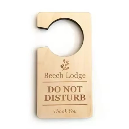 Cabides de porta em madeira personalizados para identidade visual hoteleiro com vista de aplicação em projetos de hotelaria.