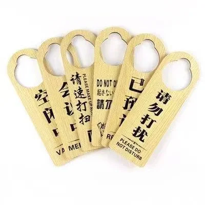 Cabides de porta em madeira personalizados com detalhe de textura, material e acabamento.
