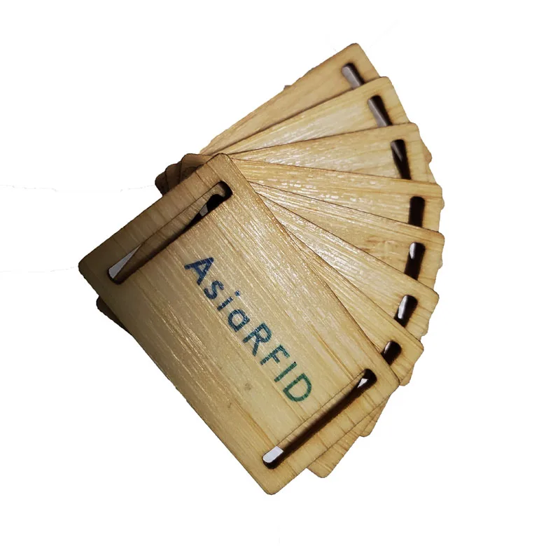Cartões-presente de madeira gravados personalizados para casamentos, com visual de aplicação para projetos de Cartões de Madeira.