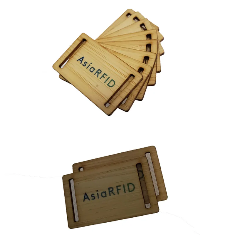 Cartões-presente de madeira gravados personalizados para casamentos, com exemplo de design sob medida para aplicações em Cartões de madeira.