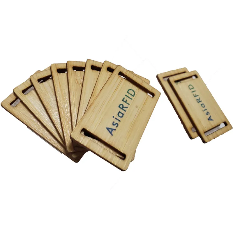 Cartões-presente de madeira gravados personalizados para casamentos, mostrando detalhes do material e acabamento para Cartões de madeira.