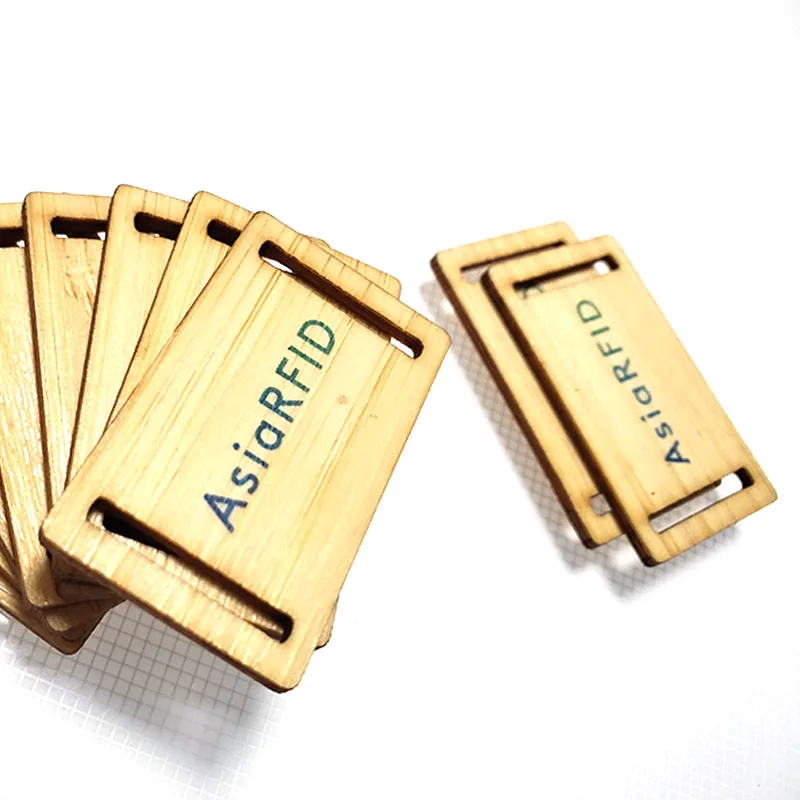 Cartões-presente de madeira gravados personalizados para casamentos, com vista em ângulo do produto para Cartões de Madeira.
