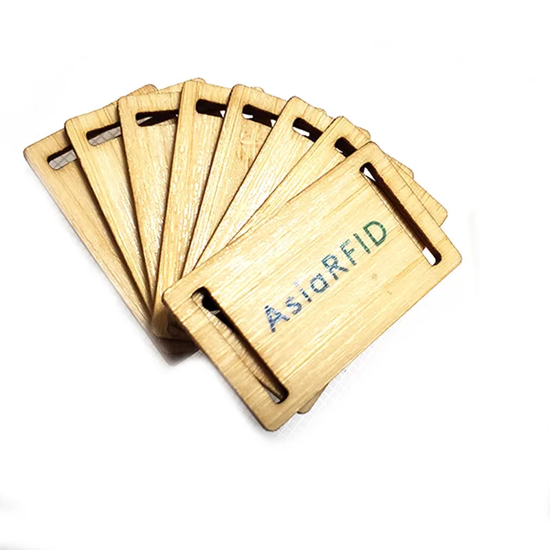 Cartões-presente de madeira gravados personalizados para casamentos, com amostra de personalização para aplicações em Cartões de madeira.