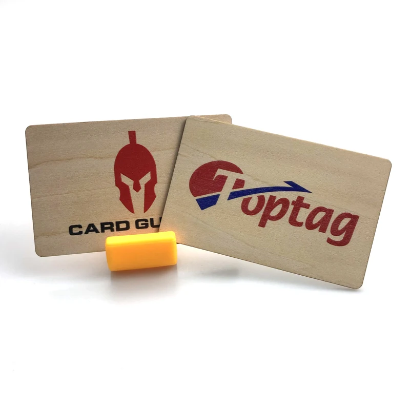 Cartões RFID de madeira personalizados para programas de fidelidade apresentados em uma aplicação com Cartões de madeira.