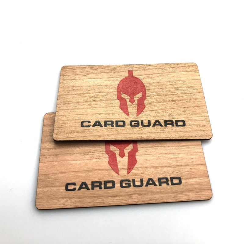 Cartões RFID de madeira personalizados para marcas sustentáveis, mostrados em uma aplicação com Cartões de madeira.