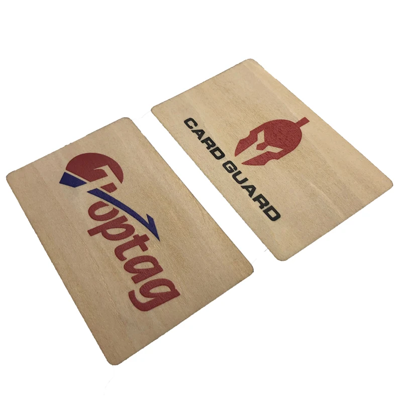 Vista em ângulo de cartões RFID de madeira personalizados para aplicações com Cartões de madeira.