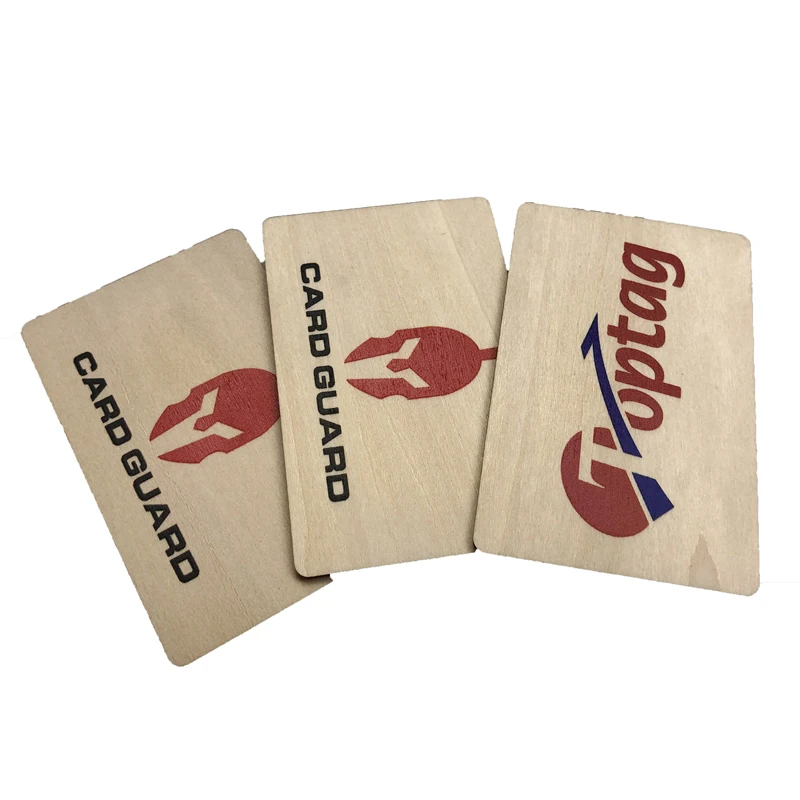 Detalhe do material e acabamento de cartões RFID de madeira personalizados para aplicações com Cartões de madeira.