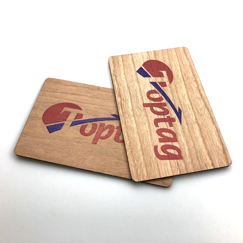 Detalhe de acabamento e superfície de cartões RFID de madeira personalizados para aplicações com Cartões de madeira.