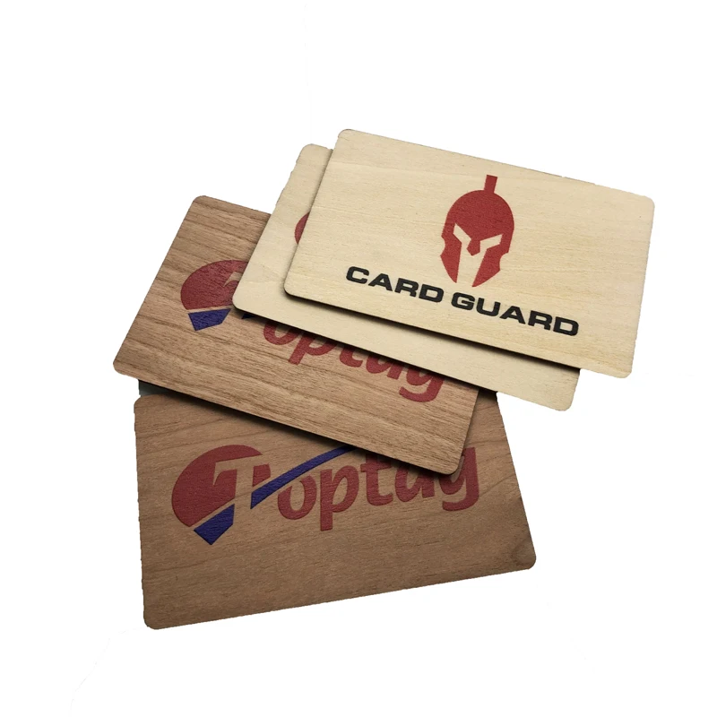 Cartões RFID de madeira personalizados apresentados em aplicação para programas de fidelização e Cartões de madeira.