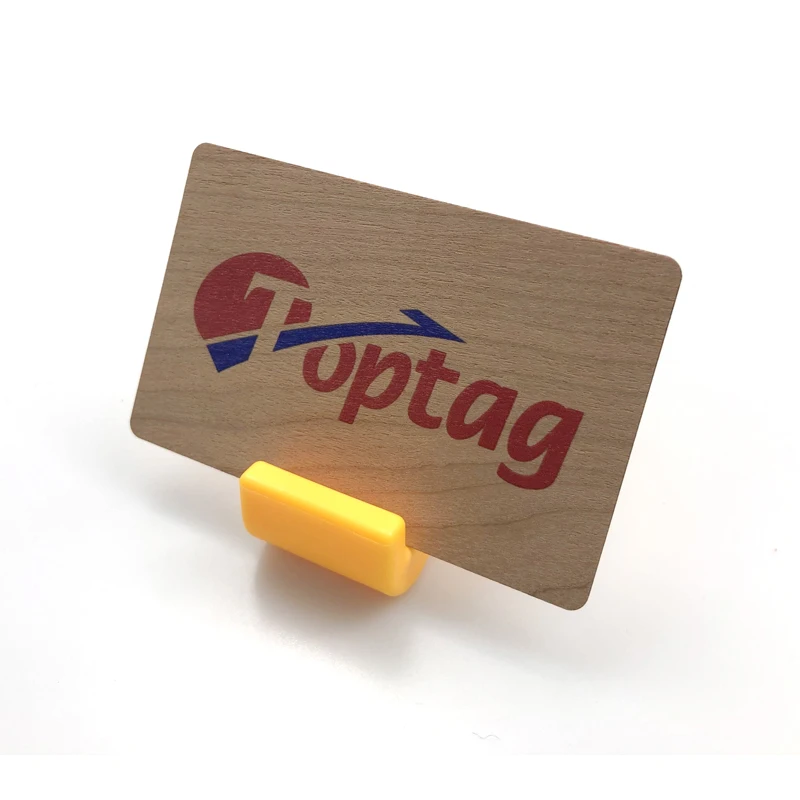 Vista em ângulo de cartões RFID de madeira personalizados para programas premium com Cartões de madeira.