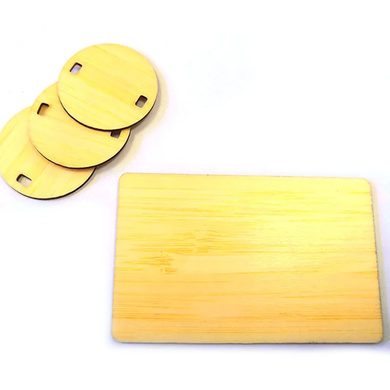 Cartões RFID de bambu personalizados para identidade visual e acesso, com detalhe de material e acabamento para aplicações em cartões de madeira.
