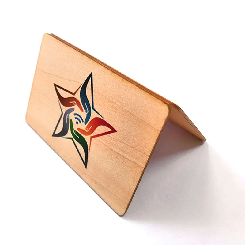 Cartões RFID de bambu personalizados para identidade visual e acesso, exibidos em ângulo de produto para aplicações em cartões de madeira.