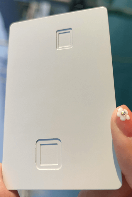Acabamento de superfície branco fosco para cartão metálico
