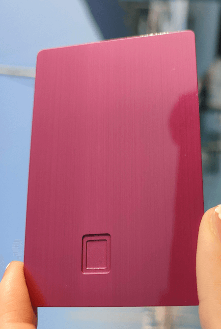 Acabamento de superfície vermelho escovado para cartão metálico
