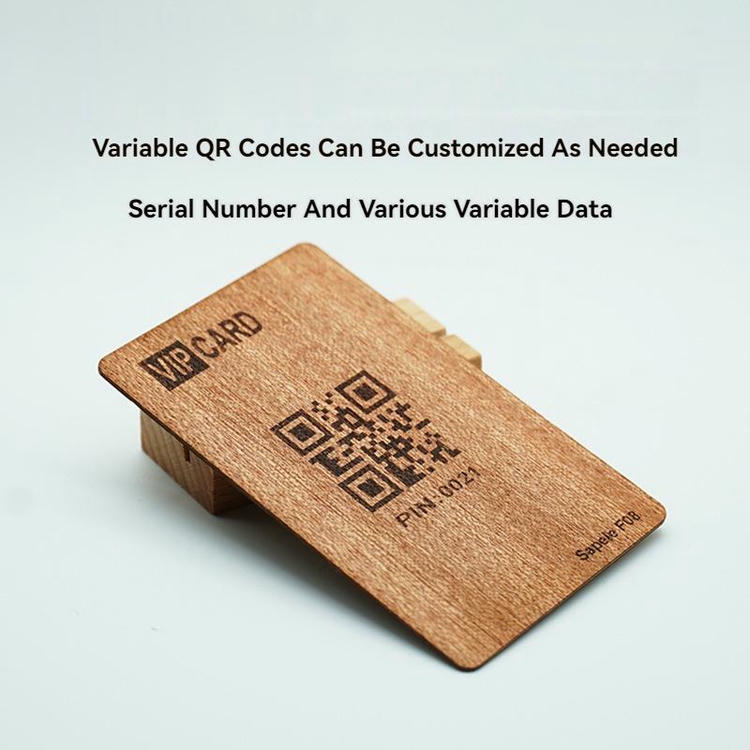 Uma vista aproximada de um cartão de madeira de bambu com logotipo e texto da empresa gravados profundamente demonstrando opções de personalização de alta qualidade para marcas corporativas.