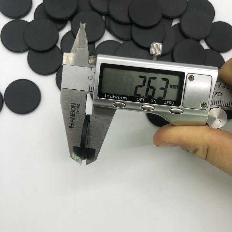 Comparação de etiquetas RFID coloridas para pontos de controle mostrando escala de 25mm de diâmetro e construção robusta para uso externo.