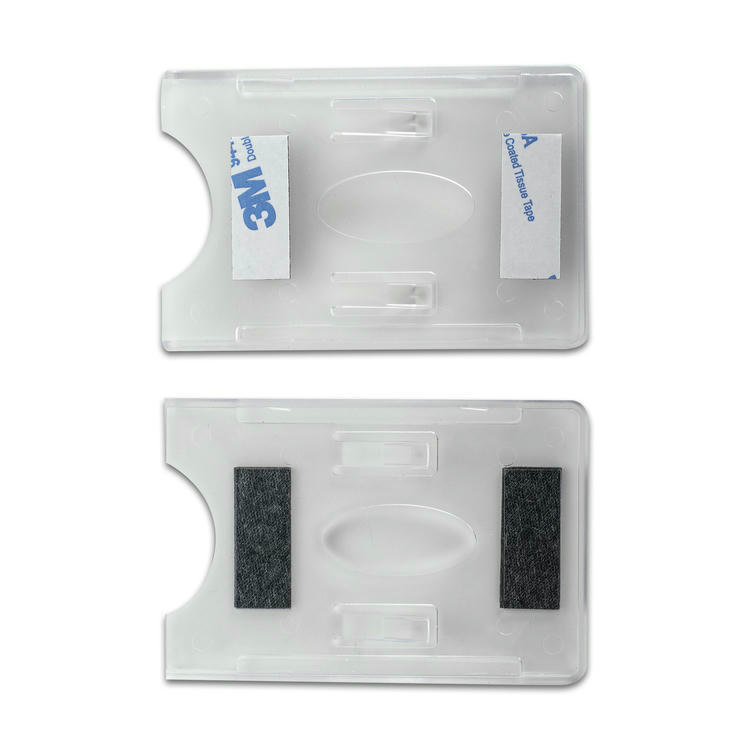 Um suporte branco durável de cartão plástico projetado para ser fixado em paredes ou superfícies de vidro para acesso rápido a crachás de identificação.