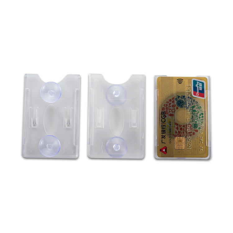 Uma versão transparente e cristalina do suporte de cartão com ventosa dupla oferecendo visibilidade máxima para o cartão de identificação ou estacionamento inserido.