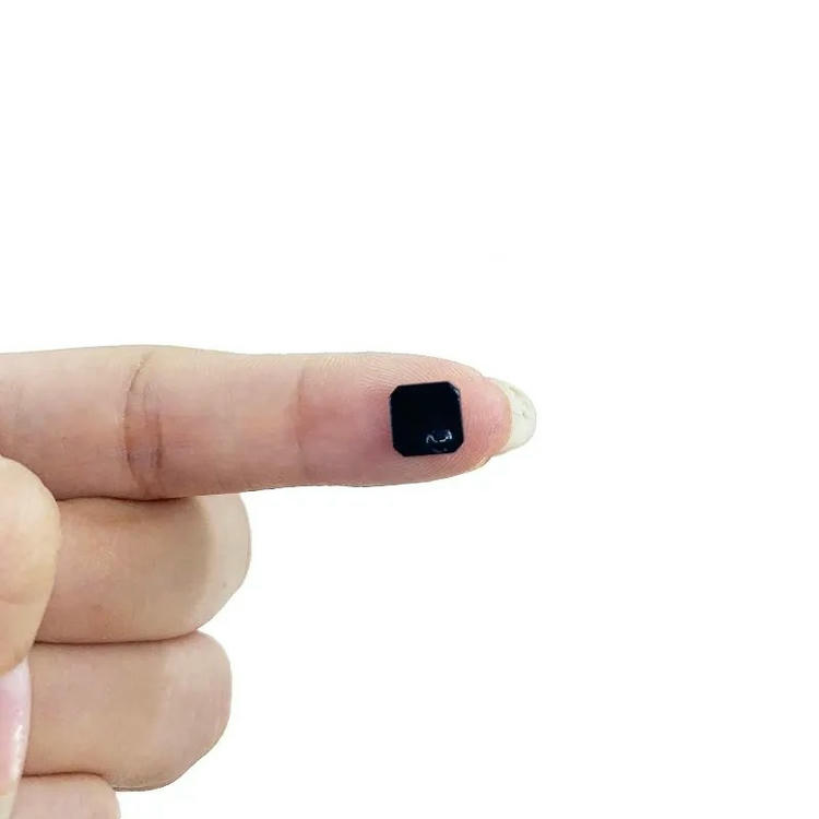Imagem nítida de Tags RFID Cerâmicas Compactas para Peças Automotivas destacando borda polida para aplicações de Tags RFID UHF cerâmicas para metal.