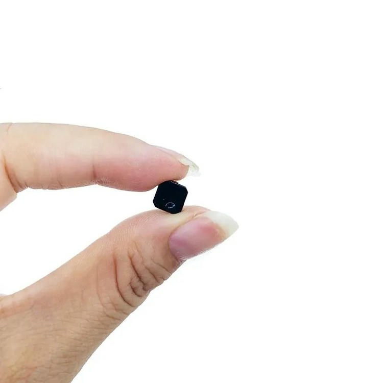 Imagem nítida de Tags RFID Cerâmicas Compactas para Peças Automotivas destacando superfície premium para aplicações de Tags RFID UHF cerâmicas para metal.