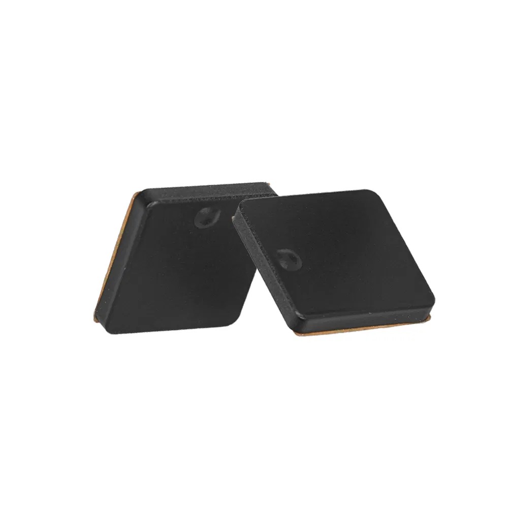 Esta imagem destaca instalação em superfície metálica em Tags RFID Cerâmicas para Dispositivos Médicos para aplicações de Tags RFID UHF cerâmicas para metal.