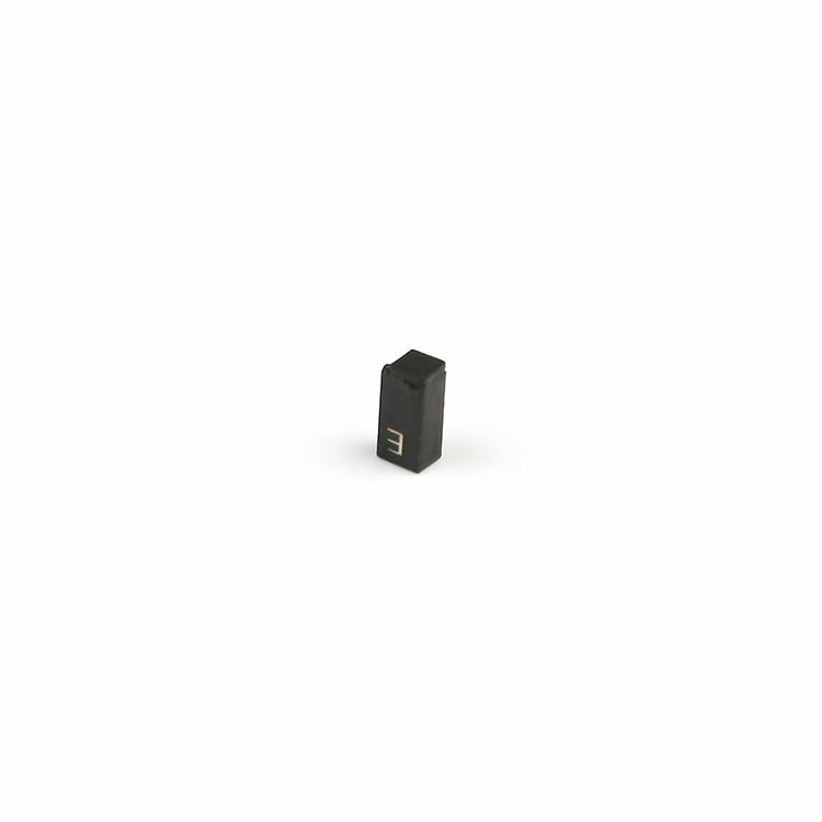 Uma medição profissional mostra o comprimento preciso de 5mm da tag RFID cerâmica C0502-1 ao lado de uma régua.