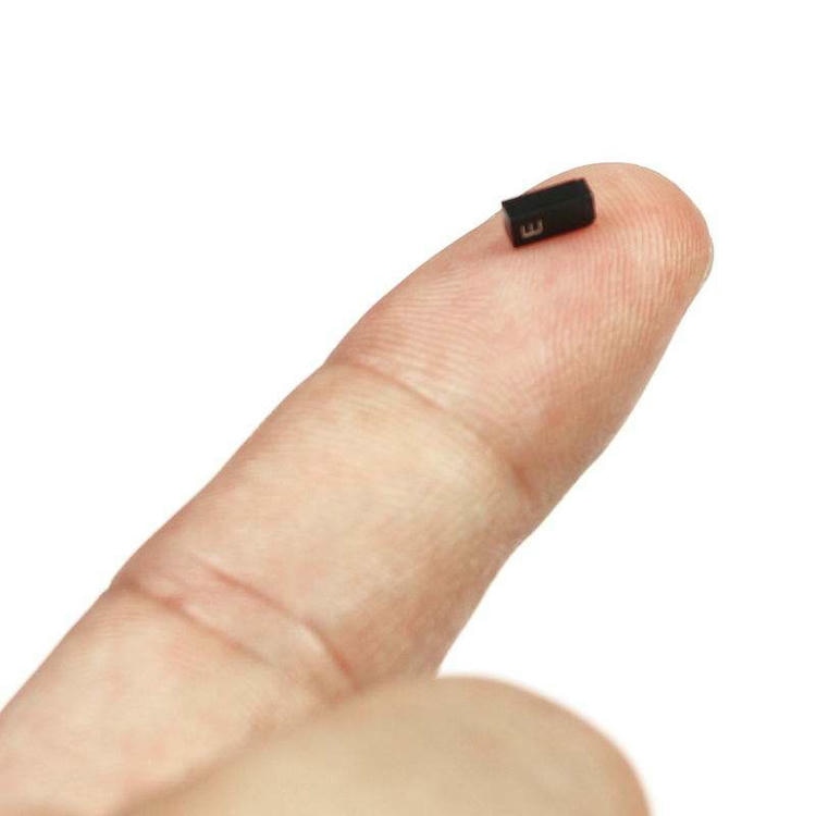 Um grupo de tags RFID cerâmicas micro C0502-1 demonstra seu tamanho ultracompacto para rastreamento de pequenas ferramentas industriais.