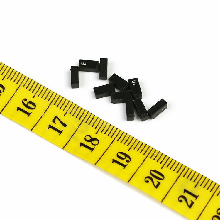 O perfil lateral da tag cerâmica C0502-1 destaca sua espessura fina de 2mm que permite instalação discreta em ferramentas.