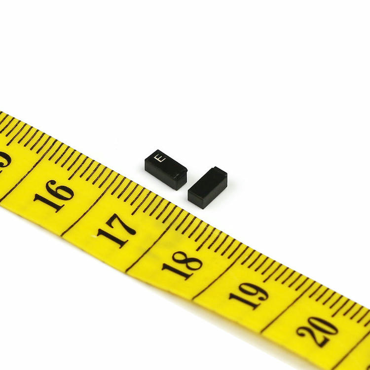 A vista traseira de uma etiqueta RFID cerâmica C0502-1 mostra a camada adesiva industrial para fixação segura em pequenas superfícies metálicas.