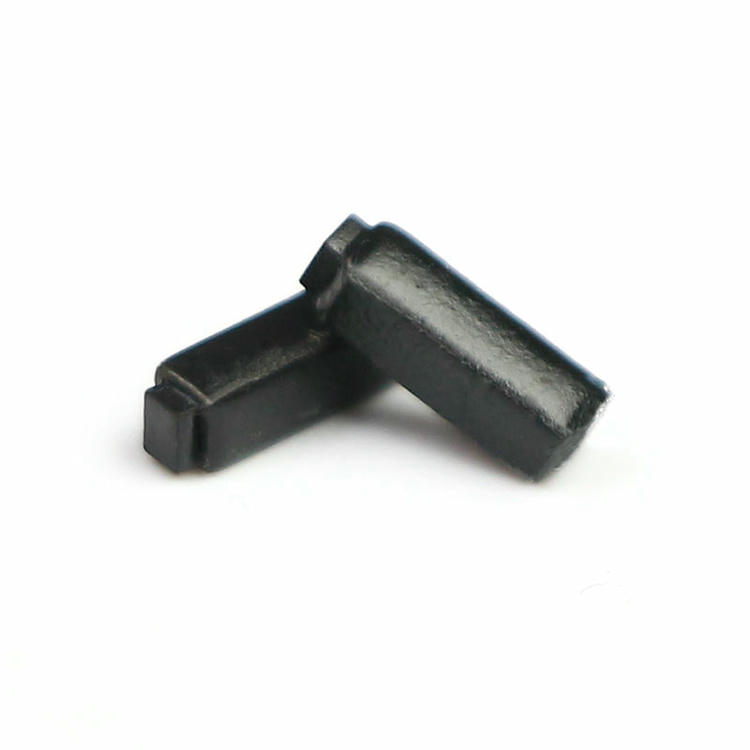 Uma medição profissional mostra o comprimento preciso de 6mm da tag RFID cerâmica C0602-1 ao lado de uma régua.