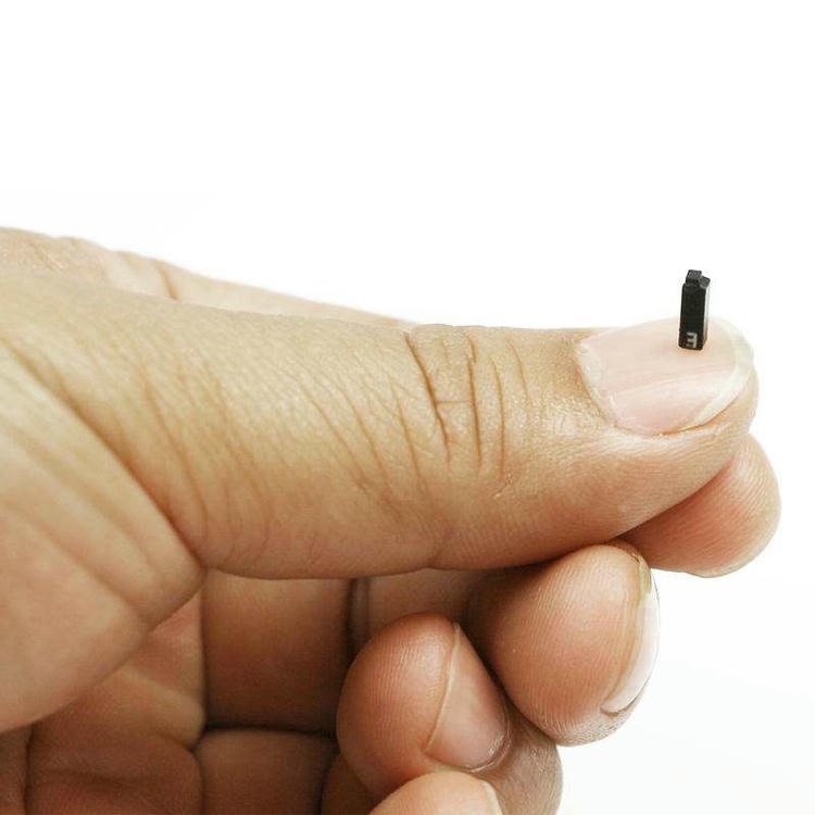 Um grupo de tags RFID cerâmicas micro C0602-1 demonstra seu tamanho ultracompacto adequado à gestão de ativos de alta densidade.