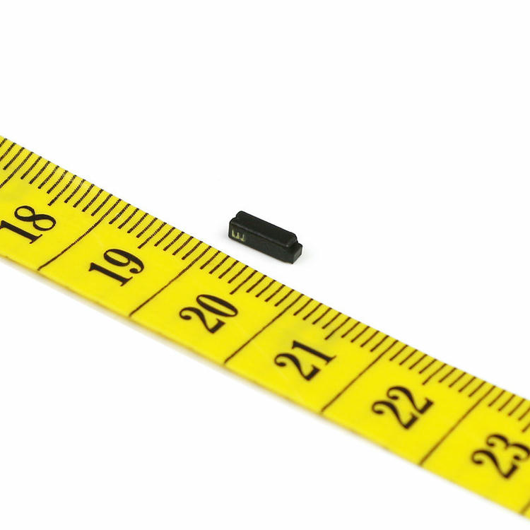 O perfil lateral da tag cerâmica C0602-1 destaca sua espessura fina de 2mm que permite instalação discreta.