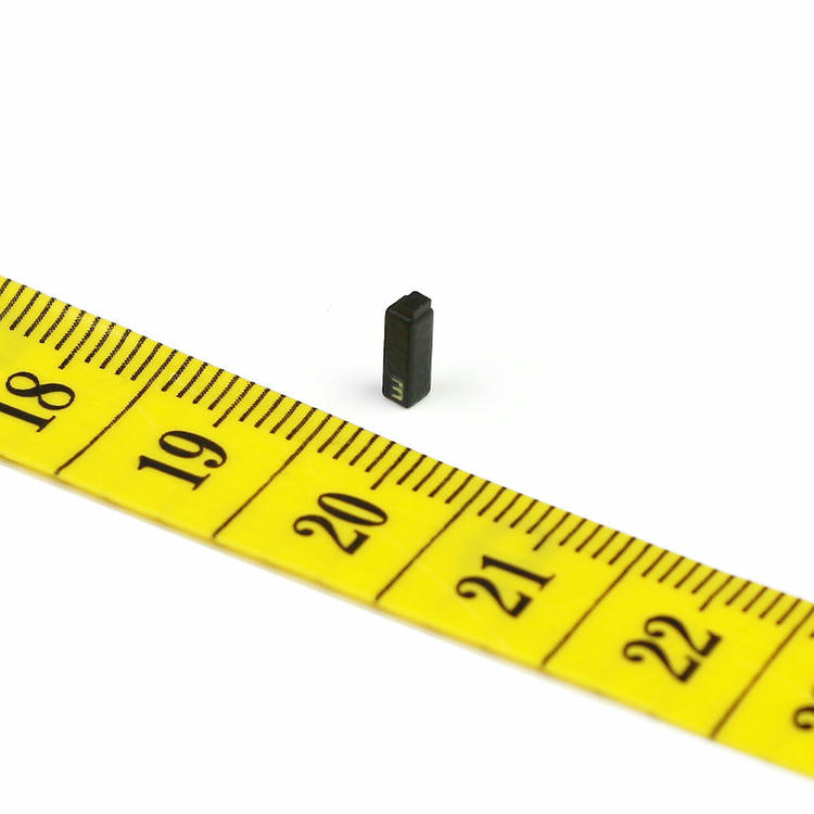 A vista traseira de uma etiqueta RFID cerâmica C0602-1 mostra a camada adesiva industrial para fixação segura em pequenas superfícies metálicas.
