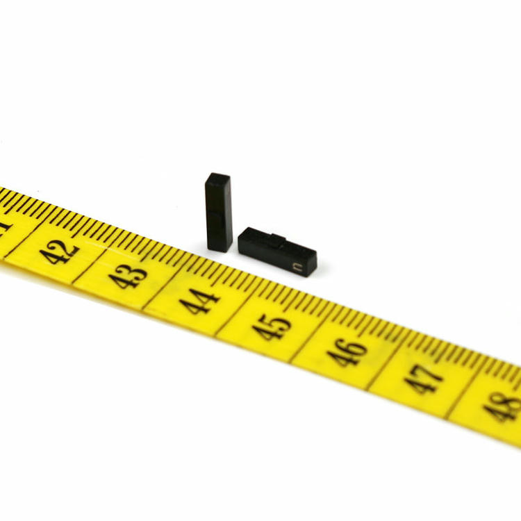 Esta tag UHF cerâmica com classificação IP68 é mostrada instalada em um poste de serviços públicos ilustrando sua durabilidade e adequação à gestão de ativos externos de longo prazo em quaisquer condições climáticas.