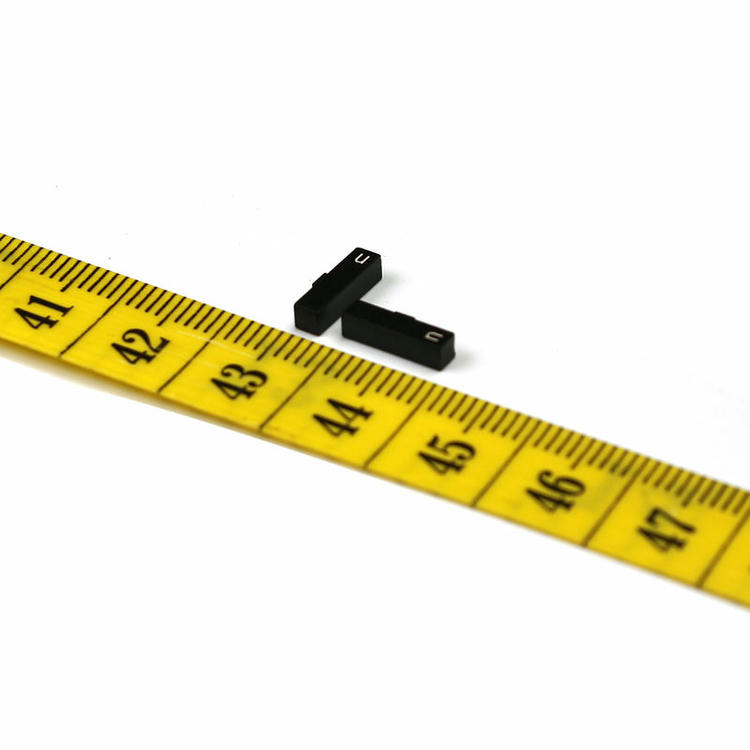 Várias etiquetas RFID cerâmicas UHF C1002-1 são exibidas com o verso adesivo pronto para implantação em projetos de identificação de ativos em lote para equipamentos médicos e infraestrutura de serviços públicos.