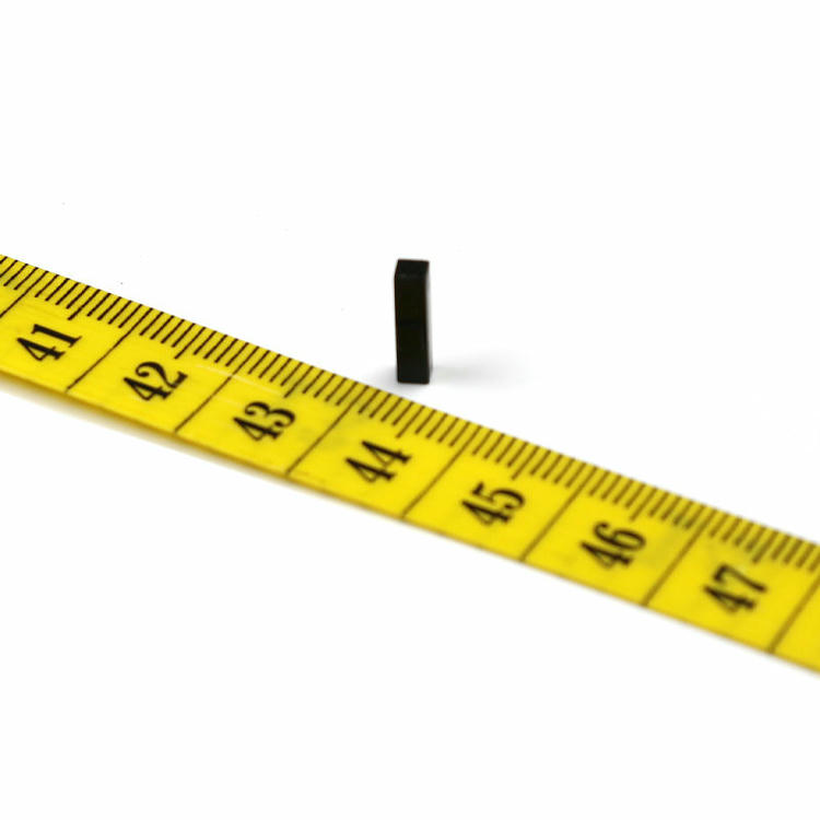 A etiqueta cerâmica UHF para metal está fixada com segurança a uma superfície metálica texturizada demonstrando desempenho estável para rastreamento de ativos em aplicações industriais e de infraestrutura externa.