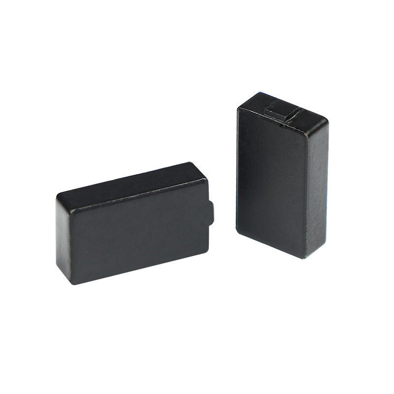 Uma medição profissional mostra o comprimento preciso da tag RFID cerâmica C1207-1 adequada para pequenos itens metálicos.