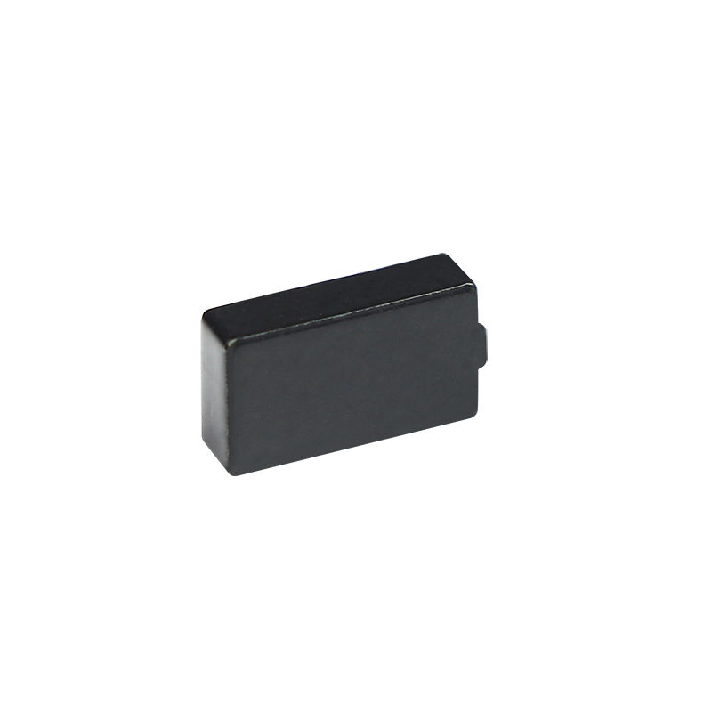 Um grupo de pequenas tags RFID cerâmicas C1207-1 é exibido junto mostrando seu tamanho reduzido para rastreamento de ferramentas e ativos de TI.