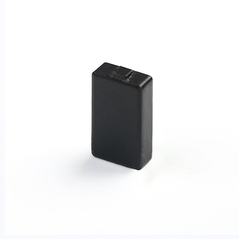 A vista traseira de uma etiqueta RFID cerâmica C1207-1 mostra o verso adesivo forte usado para fixação segura em superfícies metálicas.
