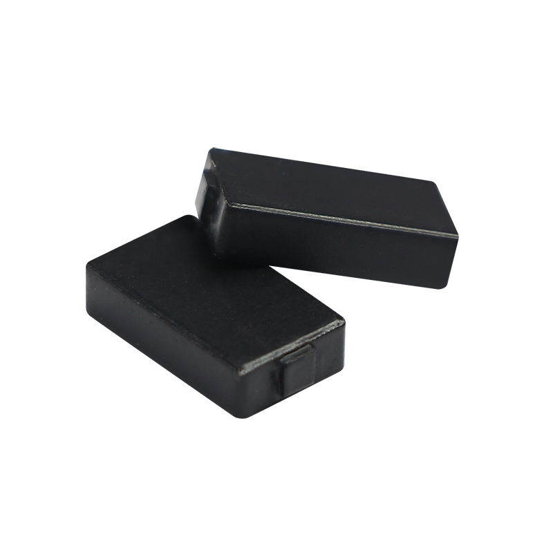 O perfil lateral de uma tag RFID cerâmica C1207-1 destaca sua espessura de 3mm e construção cerâmica durável.
