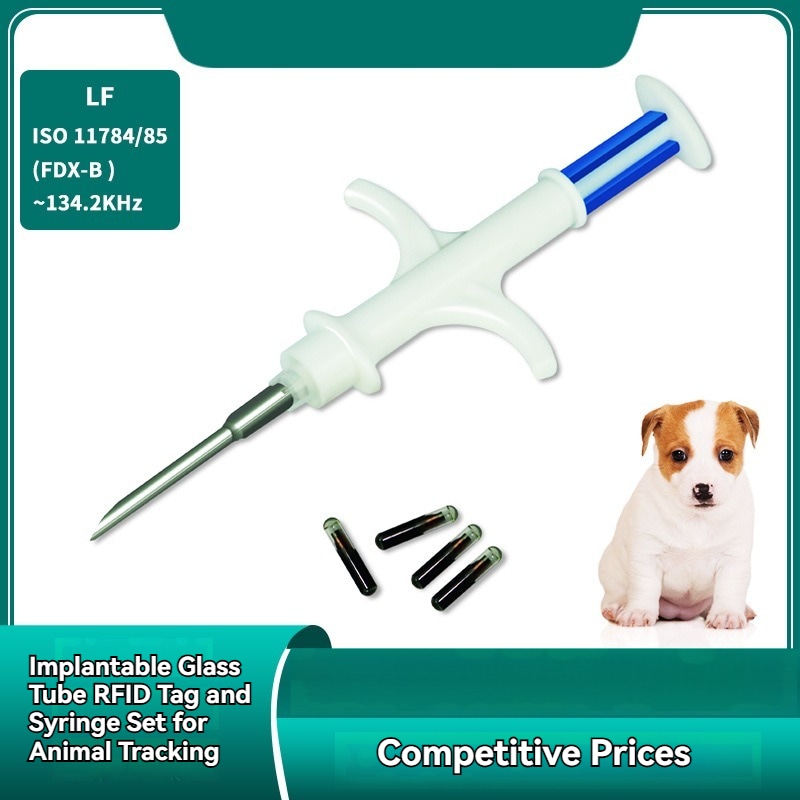 Uma seringa pré-carregada e quatro microchips RFID de tubo de vidro são mostrados com texto ISO 11784 85 FDX-B 134.2 kHz para rastreamento de animais.