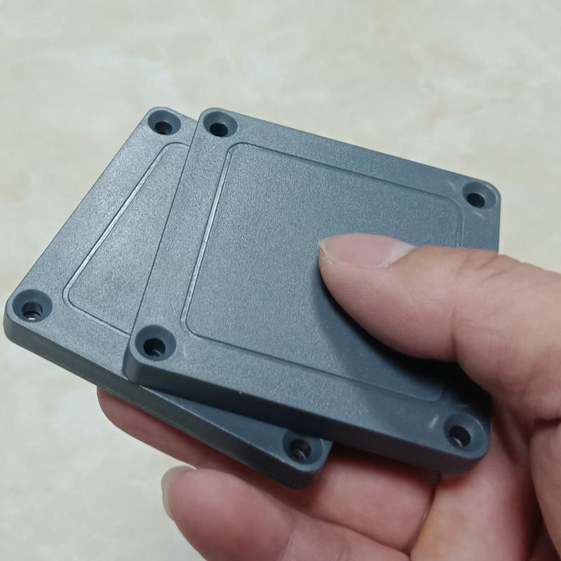 Imagem de Tags RFID UHF ABS para Ativos ao Ar Livre com foco em instalação em superfície metálica para projetos de Tags RFID ABS para metal.