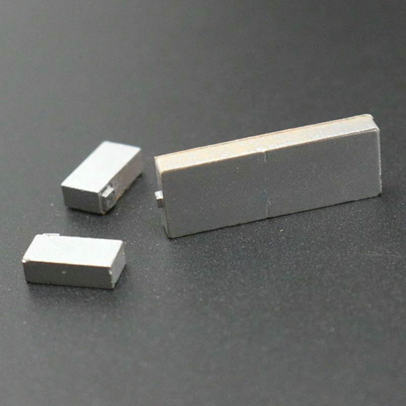 Imagem de Tags RFID Cerâmicas para Metal em Alta Temperatura com leitura sem contato para compradores que comparam soluções de Tags RFID para altas temperaturas.