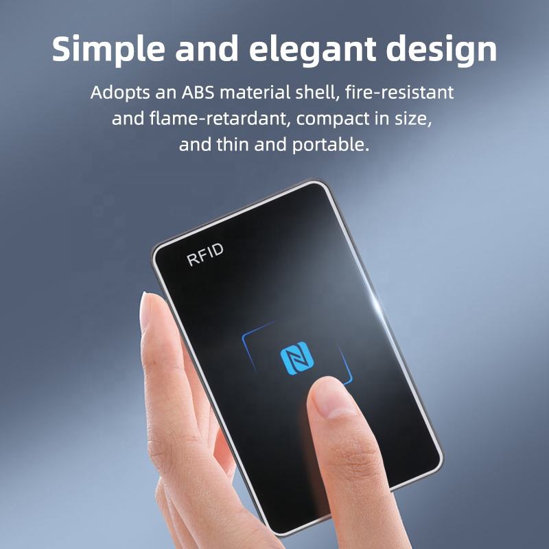 A imagem mostra uma mão segurando o leitor NFC300 e destaca um design simples e elegante de carcaça em ABS fina; portátil e resistente a chamas.
